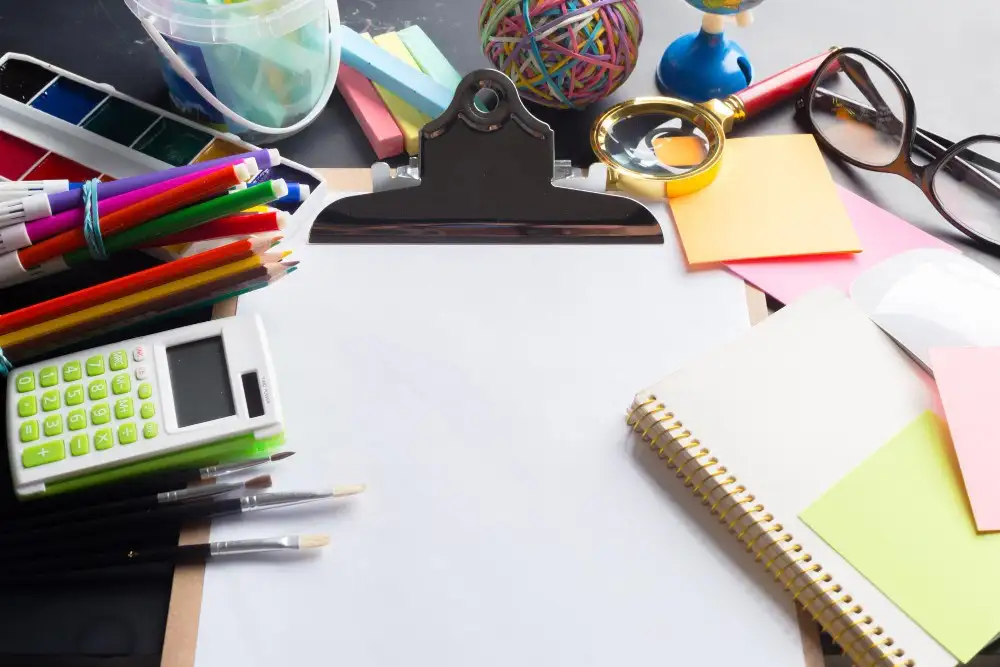 اكتشف كيف تبدأ مشروع متجر قرطاسية ناجح خطوة بخطوة. دليل كامل يشمل دراسة جدوى، استراتيجيات التسويق، المنتجات الأكثر مبيعًا، ونصائح لزيادة الأرباح.